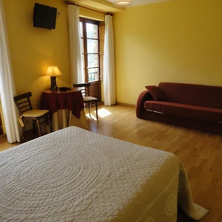 מלון Restaurante Casa Petronila 2*