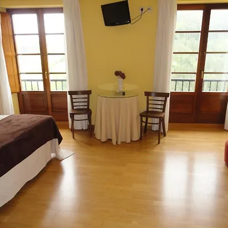 מלון Restaurante Casa Petronila 2*